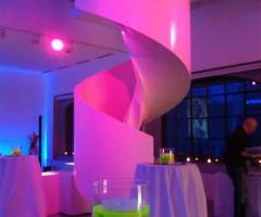 Allestimento della sala per le nozze