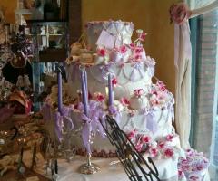 Sacchetti porta confetti sulla torta nuziale