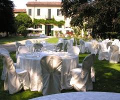 Particolare dei tavoli per il ricevimento di nozze in giardino