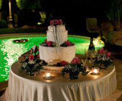 Torta nuziale multipiano con rose