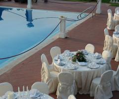 Ricevimento di matrimonio a bordo piscina