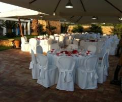 Catering Petit Café Nobel - Tavoli bianchi e rossi per il matrimonio