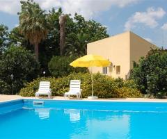Ampia piscina immersa nel verde presso l'agriturismo a Carlentini (Siracusa)
