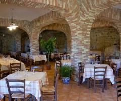 Ampia sala interna per ricevimento di matrimonio presso l'agriturismo Masseria Rocca di Gonato