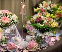 Allestimento con vasi di rose