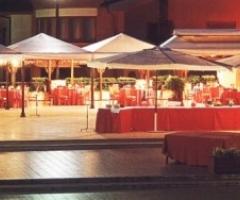 Piscina con gazebi per il ricevimento di nozze