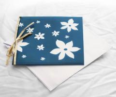 Partecipazione e invito cartoncino color bianco effetto perlato con inserti in carta trasparente e fiocco in raso bianco - Busta in carta perlata bianca - Sweetevents