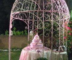 Il momento del taglio della torta in giardino