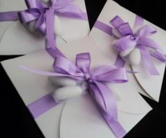 Inviti al matrimonio con confetti