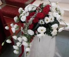 Miraglia Fiori - Composizione floreale di lisianthus e rose rosse