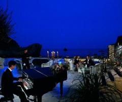 Intrattenimento musicale durante un ricevimento in terrazza