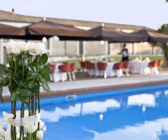 Ricevimento di matrimonio a bordo piscina
