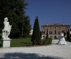 Sposi durante il ricevimento di nozze in villa