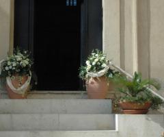 Vasi di fiori per la scalinata della chiesa
