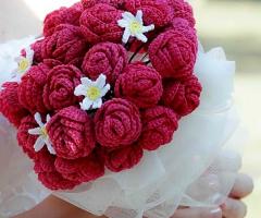 Bouquet per la sposa realizzato con rose e margherite all'uncinetto