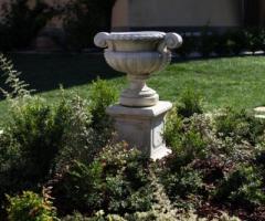 Fontana e fiori del giardino della villa