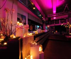 Luci d'atmosfera con candele per il ricevimento nuziale