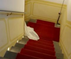 Fotografia della coda dell'abito della sposa mentre va in chiesa