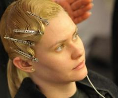 La sposa durante la prova dell'acconciatura