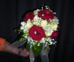 Bouquet di rose rosse e bianche con brillantini