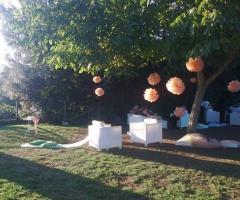 Allestimento del giardino per il ricevimento di matrimonio