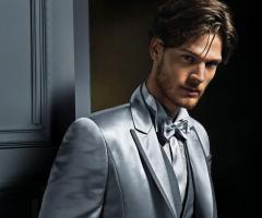 Abito chiaro per lo sposo