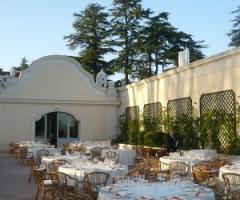 Allestimento del buffet nuziale all'aperto