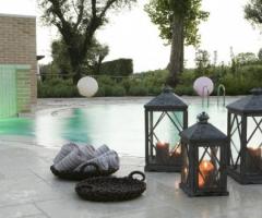 Candele scenografiche a bordo piscina