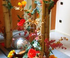 Composizione floreale con bamboo e papaveri