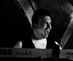 N Joy Live Music Entertainment  - Componente della band durante un'esibizione