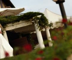 Il bacio degli sposi durante il ricevimento di nozze