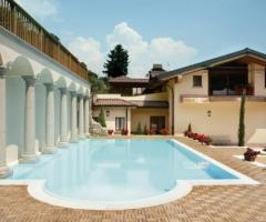 Location con piscina per il ricevimento di matrimonio