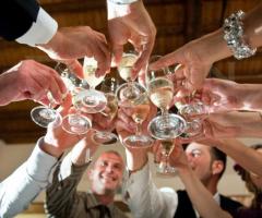 Fotografia del brindisi durante la festa di matrimonio