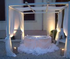 Allestimento del tavolo degli sposi sotto il baldacchino