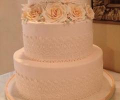 Wedding cake con rose applicate