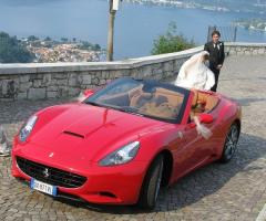 Gli sposi con la Ferrari