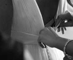 Dettaglio della preparazione della sposa