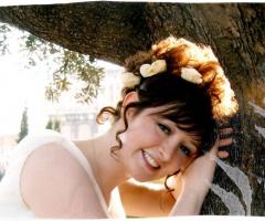 Applicazione di rose sull'acconciatura sposa