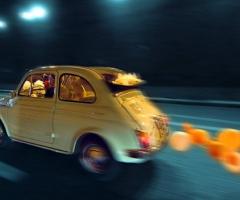 Fotografia degli sposi in auto