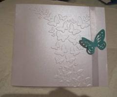 Partecipazione con trama farfalla su carta perlata bianca - Il Vaso di Pandora