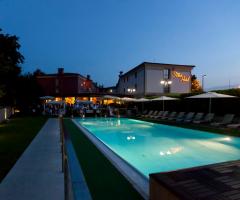 Ristorante Alla Veneziana - La piscina di sera