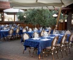 Allestimento tavoli di nozze in piazzetta