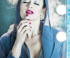 Trucco rosa - Modella che posa per un servizio foto per Wedding Makeup Studio