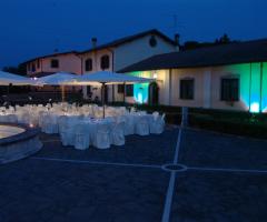Piazzetta del casale con fontana per il ricevimento di matrimonio