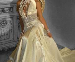 Vestito da sposa con larga cinta in Swarovski