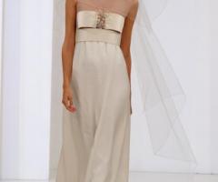 Vestito da sposa dalla linea scivolata e applicazione gioiello sul seno