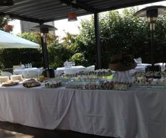 Buffet degli antipasti serviti sotto il portico