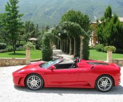 La Ferrari parcheggiata presso la location di matrimonio