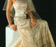 Meraviglioso abito della collezione Vini realizzato con splendidi ricami e velature seducenti