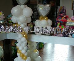 Colonna di aplloncini, centrotavola, scritte per tavolo degli sposi